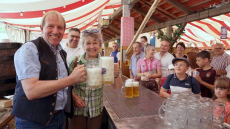 Eine Maß Bier will richtig eingeschenkt sein. Viel Bier und wenig Schaum, das will gelernt sein, erfuhren Edith Hübner
und Jettingen-Scheppachs Bürgermeister Christoph Böhm beim Blick hinter die Kulissen des Günzburger Volksfests.
