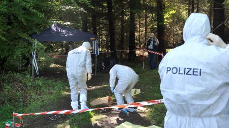 Kriminalbeamte untersuchten 2010 den Waldboden in der Nähe des Fundortes der Leiche von Maria Bögerl. 