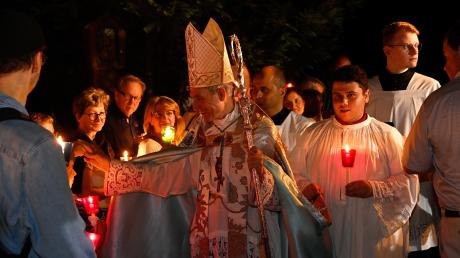 Bei der Himmelfahrt-Prozession scharen sich Gläubige um Erzbischof Georg Gänswein.