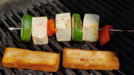 Tofu lässt sich prima am Stück grillen. Alternativ kann es aber auch ein Grillspieß mit Tofu sein.