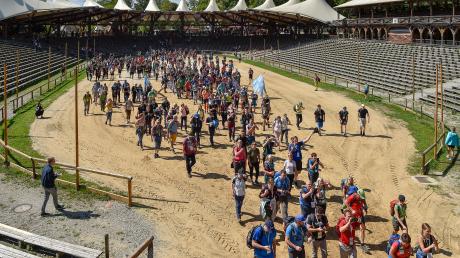 Auch 2022 startete der Löwenmarsch in der Arena von Schloss Kaltenberg. Mehr als 700 Menschen nahmen teil