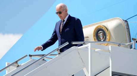 US-Präsident Joe Biden entsteigt der charakteristisch himmelblauen  Air Force One. Der Jumbojet steht nur für den Präsidenten bereit.  
