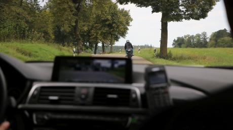 Mit den Messgeräten im Auto kann die Polizei feststellen, wie schnell ein Motorradfahrer unterwegs ist. In Christgarten beklagen Anlieger vor allem den Lärm.