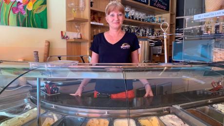 Hitze
Elizabeth Stück verkauft in ihrem Eiscafé Tutti Frutti in Friedberg bei der augenblicklichen Hitze besonders viel Fruchteis.
