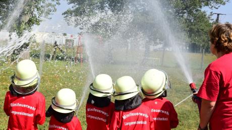 Wie hier in Sachsen bei der "freiwilligen Mini-Feuerwehr" sollen künftig auch Aindlinger Kinder mit Spaß an die Feuerwehr herangeführt werden. 