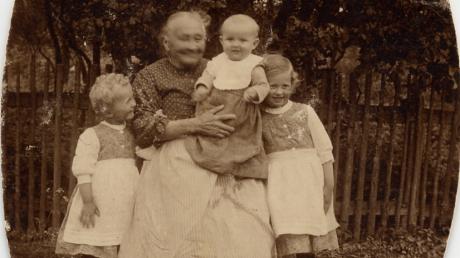 Auf dem Bild aus dem Jahr 1913 sieht man die Dienst- und Kindsmagd Kreszenz Braun mit Maria, Wilhelm und Theresa Zett.