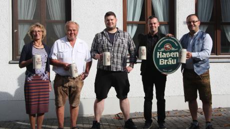 Mit einer Bierprobe stießen sie auf die Neueröffnung an: die Verpächter Birgit und Josef Starkmann, die Wirte Michal und Stefan Koscak und Andreas Rest von Hasen-Bräu (von links).