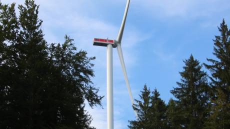 Fertig montiert ist die erste der drei neuen Fuchstaler Windkraftanlagen.
