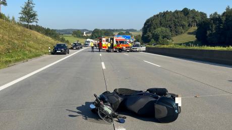 Ein Motorradfahrer wurde am Montagmorgen bei einem Unfall auf der A8 in Richtung München zwischen Adelzhausen und Odelzhausen schwer verletzt. Er stürzte laut Polizei über Holzteile, die ein Sattelzug verloren hatte.