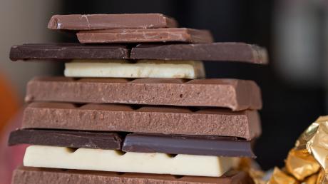 Im Augsburger Stadtteil Pfersee ging eine Seniorin auf Polizisten los, nachdem sie beim Schokolade klauen erwischt worden war.