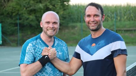 Geschafft: Nach dem Tennismatch für einen guten Zweck: Fabian Mehring (links) und Max Deisenhofer.