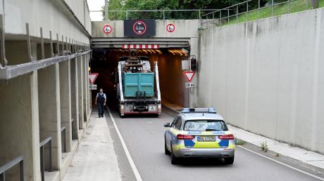 Viel zu hoch beladen war am Montagmittag ein Lastwagen, der durch den Westringtunnel an der B10 in Ulm wollte.