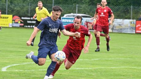 In der Kreisliga-Begegnung am 13. August 2023 unterlag der TSV Ziemetshausen (hier mit Jonas Seibold im Duell mit Benedikt Megyes) dem TSV Offingen 1:4.