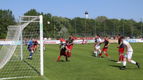 
Auch in dieser Saison möchte die Reserve des VfL Kaufering (schwarz-rote Trikots) wieder beim Aufstiegskarussell kräftig mitmischen. Nun kommt es am zweiten Spieltag zur Spitzenpartie gegen den TSV Haunstetten 2.