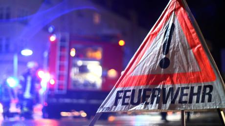 In Bad Wörishofen hat ein Aufsitz-Rasenmäher Feuer gefangen und musste von der Feuerwehr gelöscht werden. (Symbolbild)