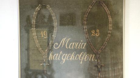 "Maria hat geholfen - 1923". Das ist der einzige Hinweis auf die Erbauung der Kusterbaur-Kapelle in Axtbrunn. Der genaue Anlass, warum die Kapelle errichtet wurde, ist nicht bekannt.