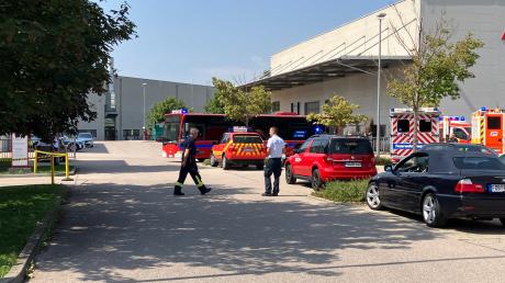 Bei der Firma Voxeljet kam es zu einem Chemie-Unfall, ein Großaufgebot von Polizei, Feuerwehr und Rotem Kreuz war im Einsatz.