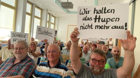 Zahlreiche von den pfeifenden Zügen geplagte Anwohner aus Gerlenhofen waren zur Sitzung des Ferienausschusses ins Neu-Ulmer Rathaus gekommen, um zu protestieren.