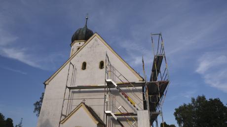 Innen und außen wird St. Vitus eingerüstet, um das Dach zu erneuern und für Sicherheit zu sorgen.

