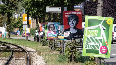 Zehn Wochen lang hängen vor der Landtagswahl in Augsburg die Plakate. Die Parteien der Stadtregierung würden die Zeit gerne verkürzen.