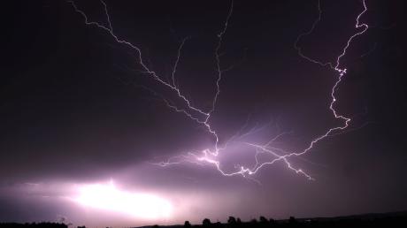 Dieses Foto wurde beim Unwetter am Donnerstagabend nahe Ellwangen An Der Jagst aufgenommen.