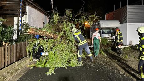 Das Unwetter hält die Einsatzkräfte im Landkreis Aichach-Friedberg beschäftigt. So wurde die Feuerwehr Mering wegen zahlreicher umgestürzter Bäume gerufen.