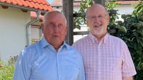 Steindorfs Ehrenbürger Max Drexler (links)  feiert 90 Geburtstag. Dazu gratuliert auch Bürgermeister Paul Wecker.
