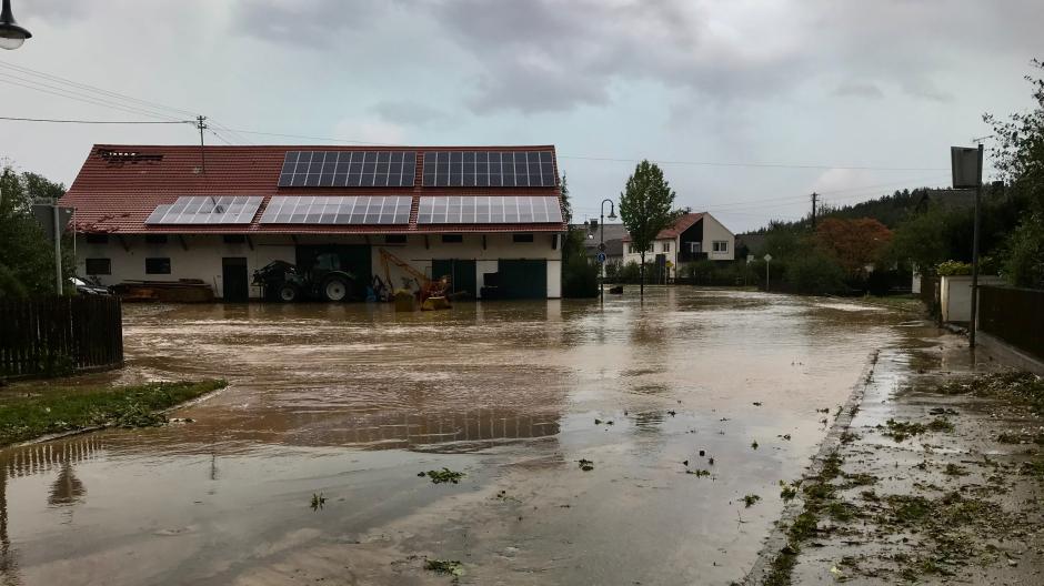 Die Ortsdurchfahrt des Friedberger Ortsteils Bachern stand wegen des Unwetters unter Wasser und musste gesperrt werden.