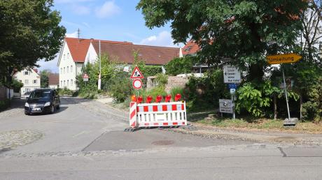 Die Einfahrt von der Hauptstraße Richtung Bauernstraße und Kinderheimstraße in Rehling ist seit Samstag für vier Wochen gesperrt. Die neue Route zum westlich gelegenen Wohngebiet ist ausgeschildert.