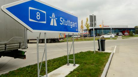 Auf der A8 in Richtung Stuttgart meldet die Verkehrspolizei einen Unfall.