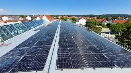 Die neue Photovoltaikanlage auf dem Dach des Wolfgang-Eychmüller-Hauses in Vöhringen ist seit wenigen Tagen in Betrieb. Die Kosten dafür beliefen sich auf rund 110.000 Euro.