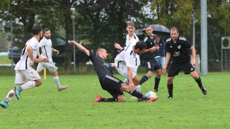 Die SG Kirchdorf/Rammingen (schwarz) musste sich ganz schön strecken, ehe der knappe 2:1-Heimsieg gegen den FC Buchloe und damit die Tabellenführung in der Kreisklasse Allgäu 2 feststand. 