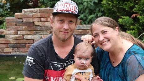 Bastian und Petra Kirchner mit ihrem Sohn Liam. Das Kleinkind ist schwer krank.