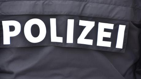 Mit einem Fake-Anruf hat ein Unbekannter einen Polizeieinsatz in Kühbach ausgelöst. 
