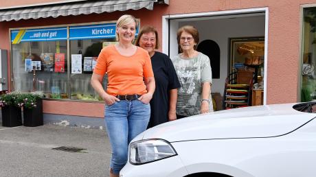 In Wettenhausen wird einem geholfen. Das Foto zeigt (von links) Elisabeth Schwarz, Kundin Sophie Eder und Inhaberin Hermine Kircher vor dem Geschäft im Ort.  