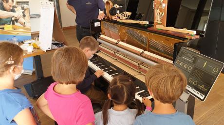 Klassische Musik mal anders: Das "Klassik4Kids Festival" in Holzen ermöglicht Kindern am 10. September unter anderem einen spannenden Einblick in die Mechanik und Innenwelt des Klaviers.