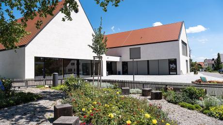 Das Gemeindezentrum Möttingen wurde als Doppelgebäude konzipiert und nimmt die früher hier stehenden zwei giebelständigen Bauernhäuser in ihrer Gestalt auf.