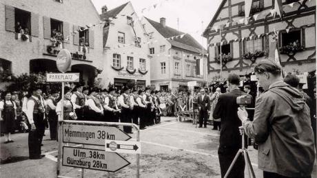 Festwochenbeginn 1957: die Bürgerkapelle Kaltern/Südtirol beim Standkonzert vor dem Rathaus.