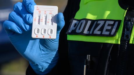 Bei einer Verkehrskontrolle hat die Polizei in Ingolstadt einen Autofahrer aus dem Kreis Neuburg-Schrobenhausen angehalten. Dabei stellte sich heraus: Der 20-Jährige hatte offenbar Drogen konsumiert.