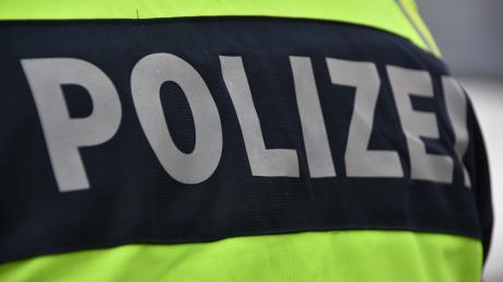 Die Polizei ermittelt nach einem Unfall auf der B2 bei Monheim.