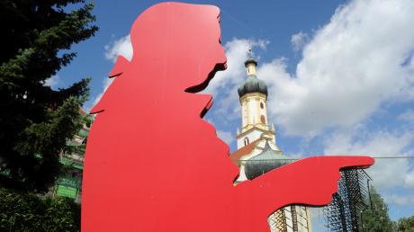 Der Mozartweg führt durchs Augsburger Land und hat für Biberbach eine besondere Bedeutung, wie die bekannte rote Figur nahe der Wallfahrtskirche zeigt.
