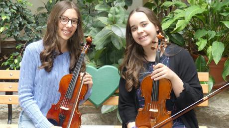 Die 17-jährige Nina Roch aus Türkheim (links) und Franziska Hartmann aus Buchloe (14) spielen im vbw-Festivalorchester beim Festival der Nationen in Bad Wörishofen mit.   