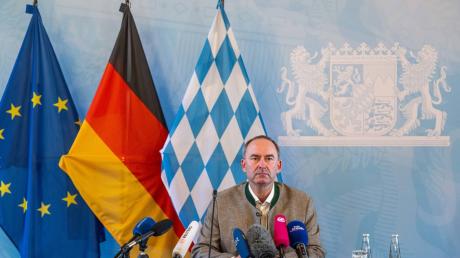 Hubert Aiwanger bei seiner Erklärung am Donnerstagnachmittag in München.