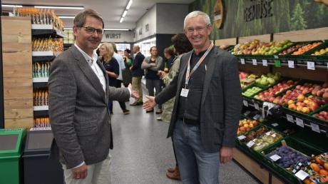 Langerringens Bürgermeister Marcus Knoll (links) und V-Markt-Geschäftsführer Horst Hermann freuen sich über die neue Einkaufsmöglichkeit