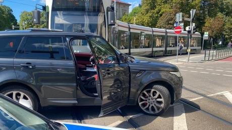Am Theodor-Heuss-Platz sind am Samstagmittag ein Auto und eine Tram zusammengestoßen.