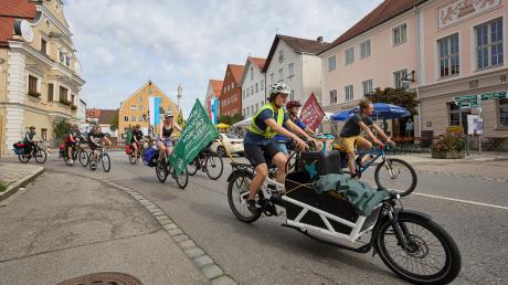 Klimaaktivisten radeln am 3. September auf dem Weg zur IAA in München durch Friedberg;
"Ohne Kerosin nach Bayern" lautet ihr Motto.