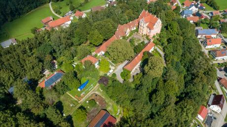 Die Schlossanlage in Osterberg ist von viel Grün umgeben. Seit 1998 ist das Gelände in Privatbesitz und nicht mehr öffentlich zugänglich.