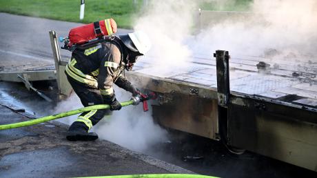 Die Neu-Ulmer Feuerwehren haben am Montag einen brennenden Anhänger auf der Bundesstraße zwischen Neu-Ulm und Senden gelöscht. 