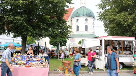 Vor der malerischen Kulisse der Wallfahrtskirche fand der 20. Hobby- und Handwerkermarkt in Klosterlechfeld statt.
