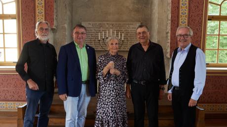 In der ehemaligen Synagoge wurde an die Judenverfolgung in der NS-Zeit erinnert (von links): Hermann Waltz, Albert Riedelsheimer, Sigried Atzmon, Werner Eisenschink und Joachim Gericke.
